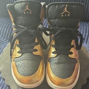 Jordan Kids Sneakers in Black and Gold
